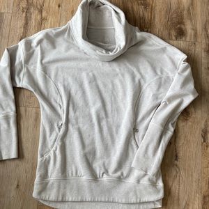 Lululemon size 6 pull over